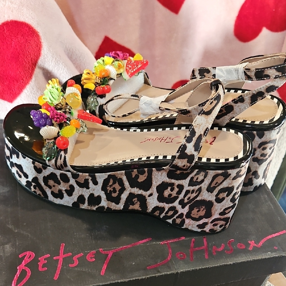 NIB Betsey Johnson Leopard Floral Platform Sandals